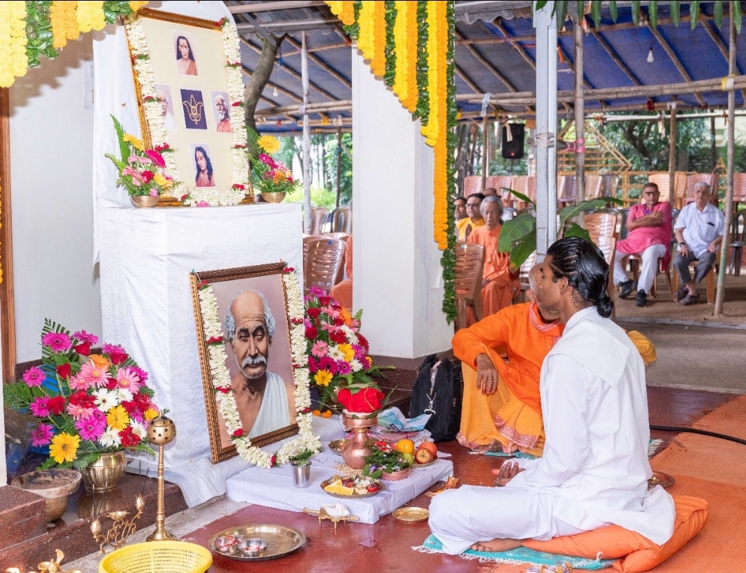 लकड़ी महाशय की जयंती के अवसर पर मौजूद संत लकड़ी महाशय की जयंती के अवसर पर मौजूद संत
