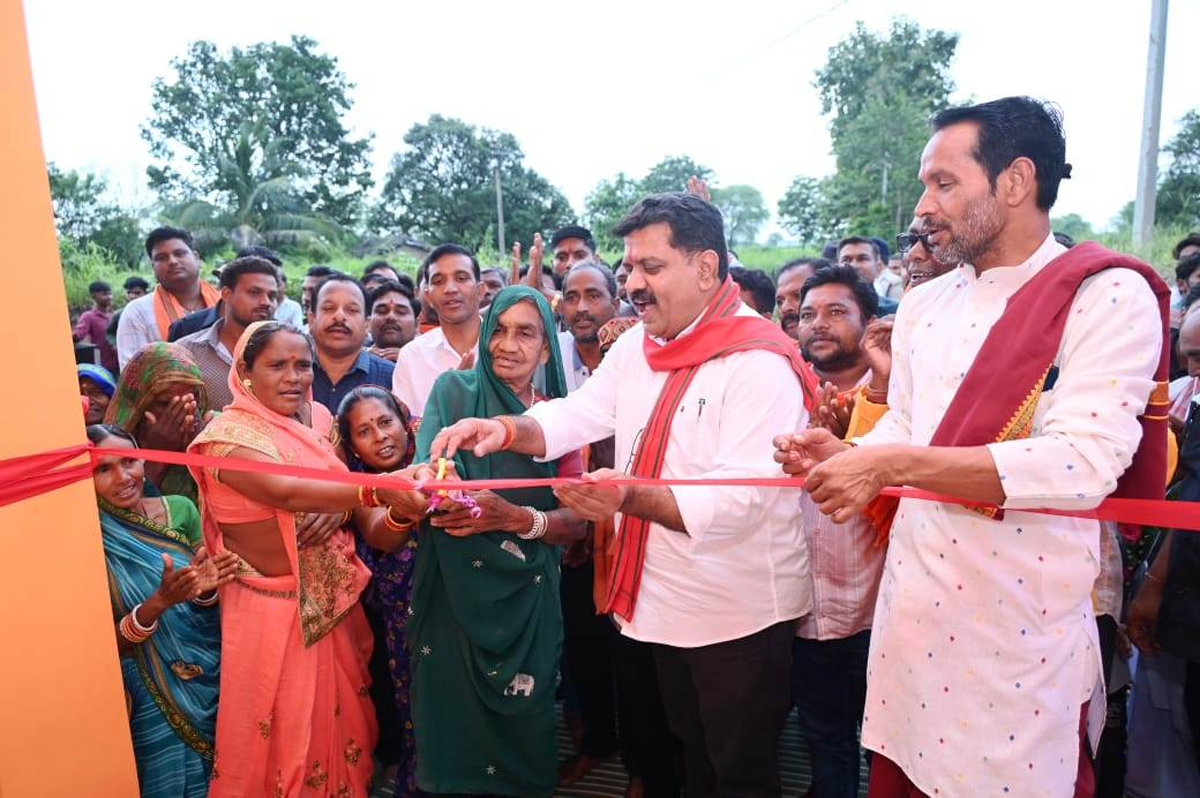 उपमुख्यमंत्री विजय शर्मा सामुदायिक भवन का लोकार्पण करते हुए उपमुख्यमंत्री विजय शर्मा सामुदायिक भवन का लोकार्पण करते हुए