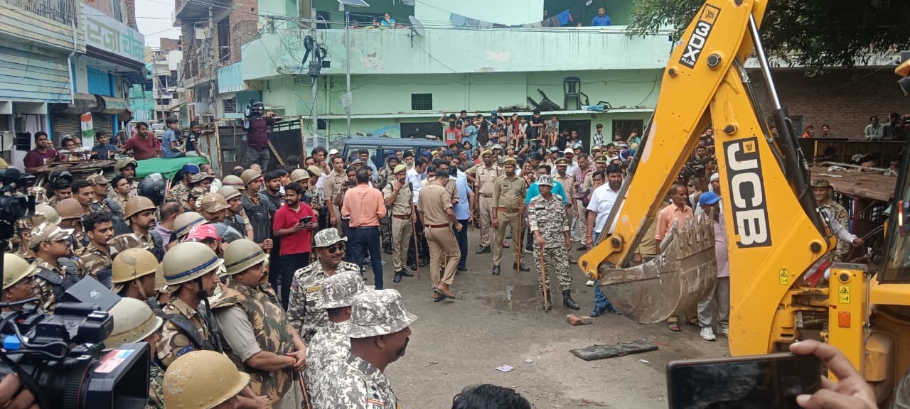 रजा चौक स्थित अवैध चार्जिंग स्टेशन पर बुलडोजर चलाकर ढहाती नगर निगम की टीम। रजा चौक स्थित अवैध चार्जिंग स्टेशन पर बुलडोजर चलाकर ढहाती नगर निगम की टीम।