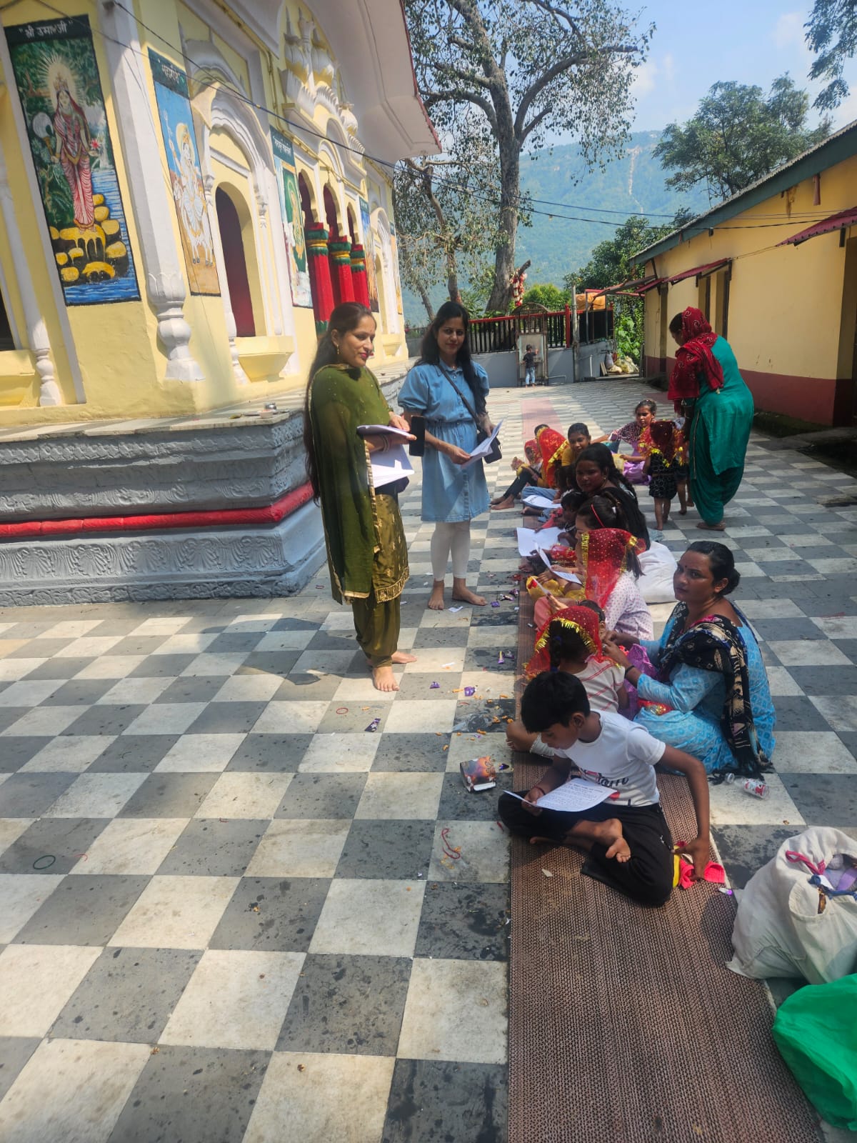 मंदिरों में लीफलेट बांटते हुए ज्ञान विज्ञान समिति के कार्यकर्ता। मंदिरों में लीफलेट बांटते हुए ज्ञान विज्ञान समिति के कार्यकर्ता।