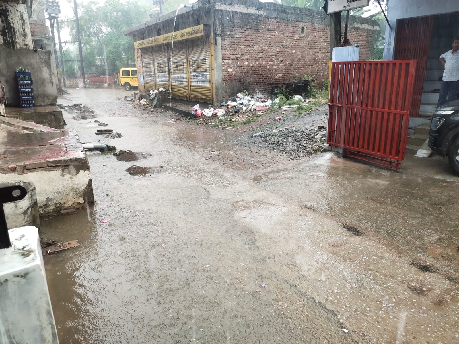 मुरैना: तेज बारिश ने किसानों के चेहरों पर फिर खींची चिंता की लकीरें मुरैना: तेज बारिश ने किसानों के चेहरों पर फिर खींची चिंता की लकीरें