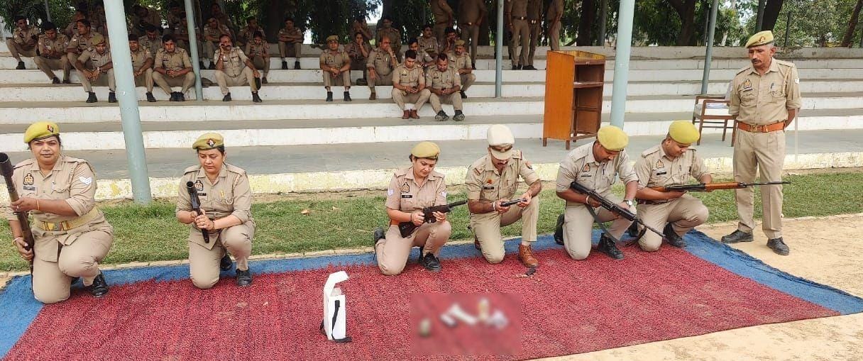 मुरादाबाद के रिजर्व पुलिस लाइन में पुलिस कर्मियों को दंगा नियंत्रण और आधुनिक हथियारों का दिया जाता प्रशिक्षण।