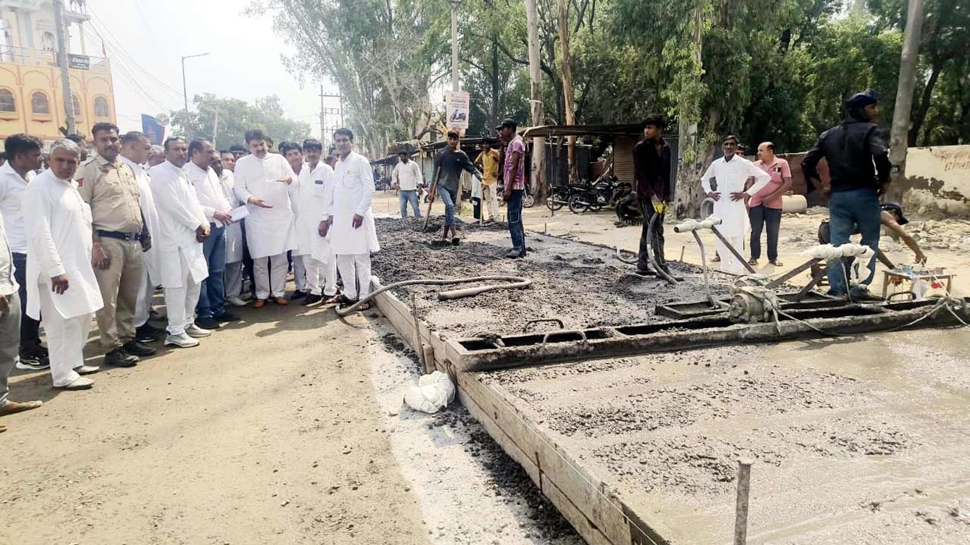 सड़क बाइपास निर्माण कार्य का जायजा लेते कुलदीप बिश्नोई व अन्य। सड़क बाइपास निर्माण कार्य का जायजा लेते कुलदीप बिश्नोई व अन्य।