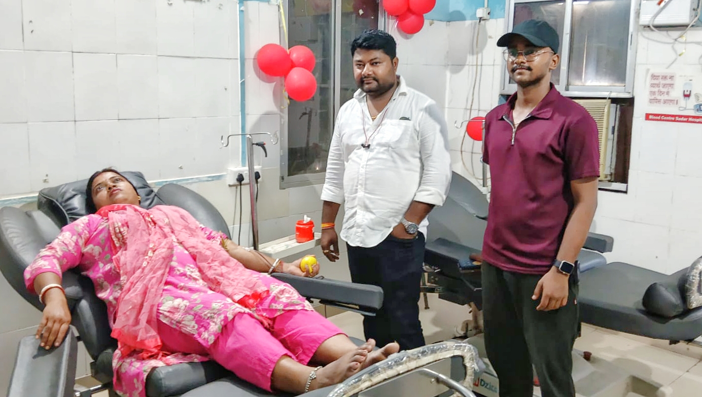 रक्तदान करते हुए रक्तदान करते हुए