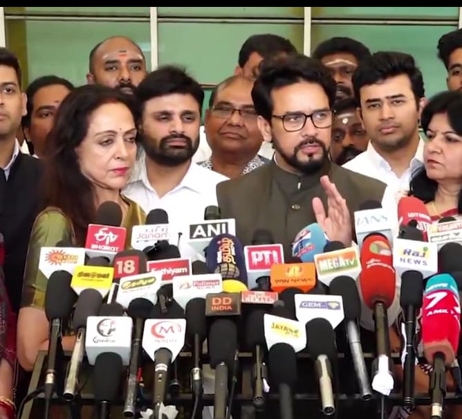 अनुराग ठाकुर मीडिया से बातचीत करते हुए अनुराग ठाकुर मीडिया से बातचीत करते हुए