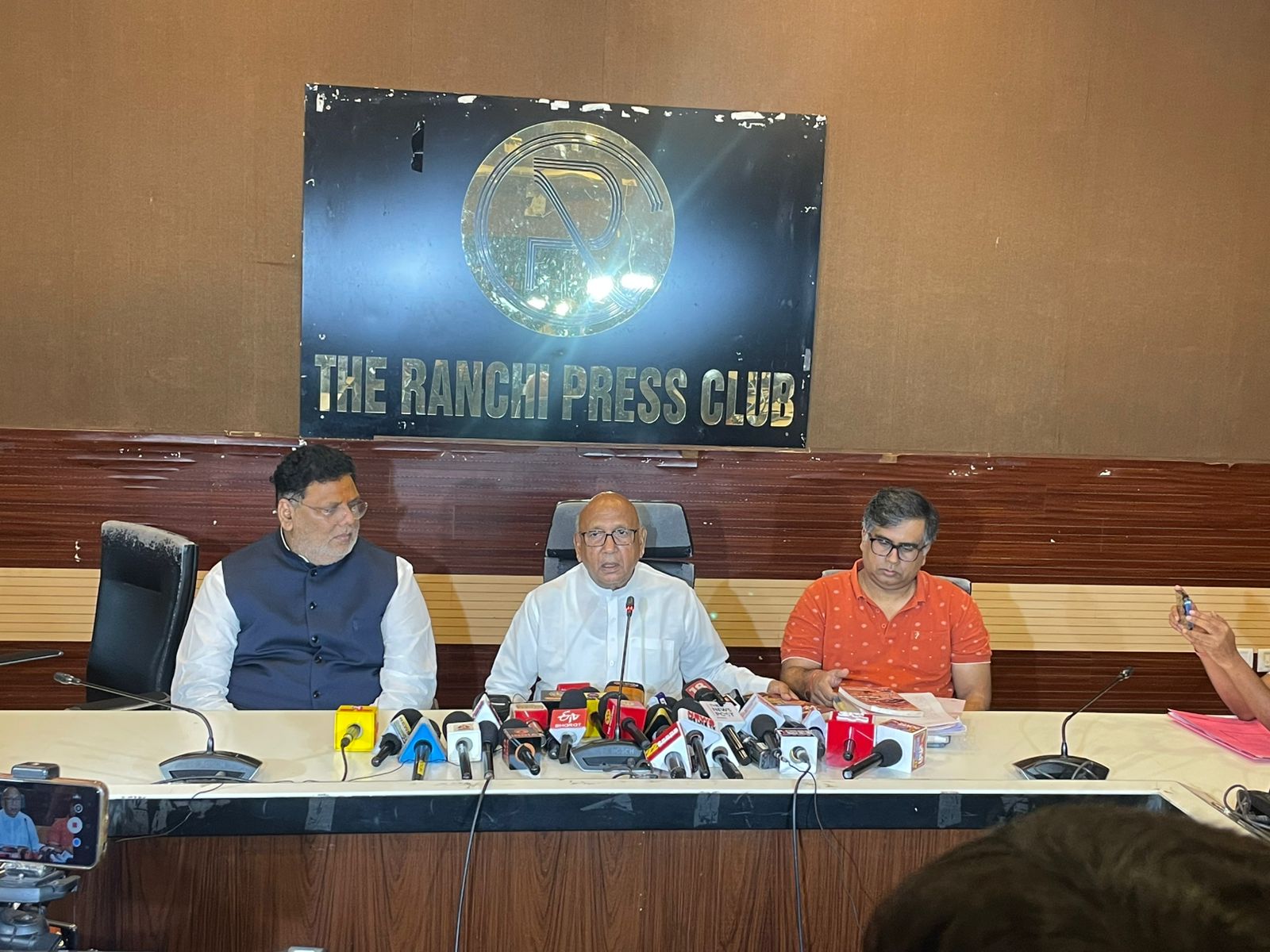 प्रेस वार्ता की तस्वीर