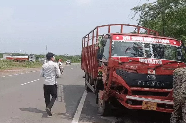 हादसे के बाद जब्त कैंटर हादसे के बाद जब्त कैंटर