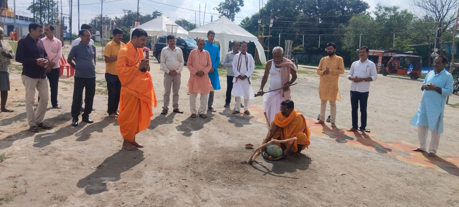 अनुष्ठान में ठाकुर सुधांशु समेत अन्य अनुष्ठान में ठाकुर सुधांशु समेत अन्य