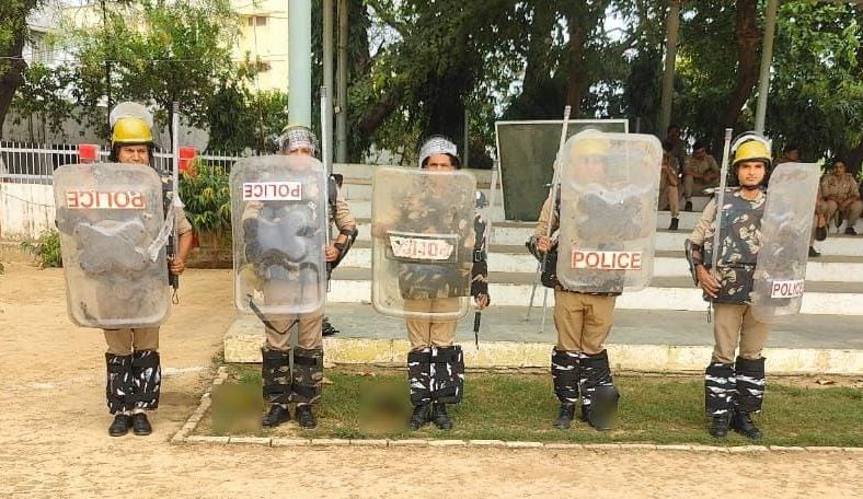 मुरादाबाद के रिजर्व पुलिस लाइन में पुलिस कर्मियों को दंगा नियंत्रण और आधुनिक हथियारों का दिया जाता प्रशिक्षण।
