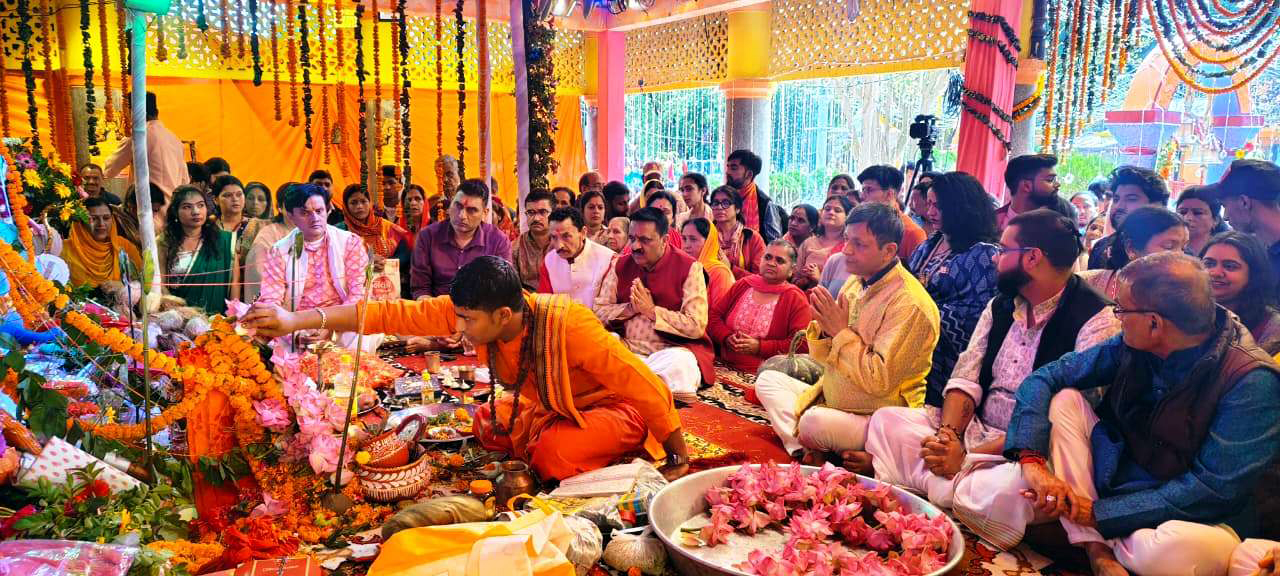 नयना देवी मंदिर में माता दुर्गा को 108 कमल पुष्प अर्पित करते पुजारी। नयना देवी मंदिर में माता दुर्गा को 108 कमल पुष्प अर्पित करते पुजारी।