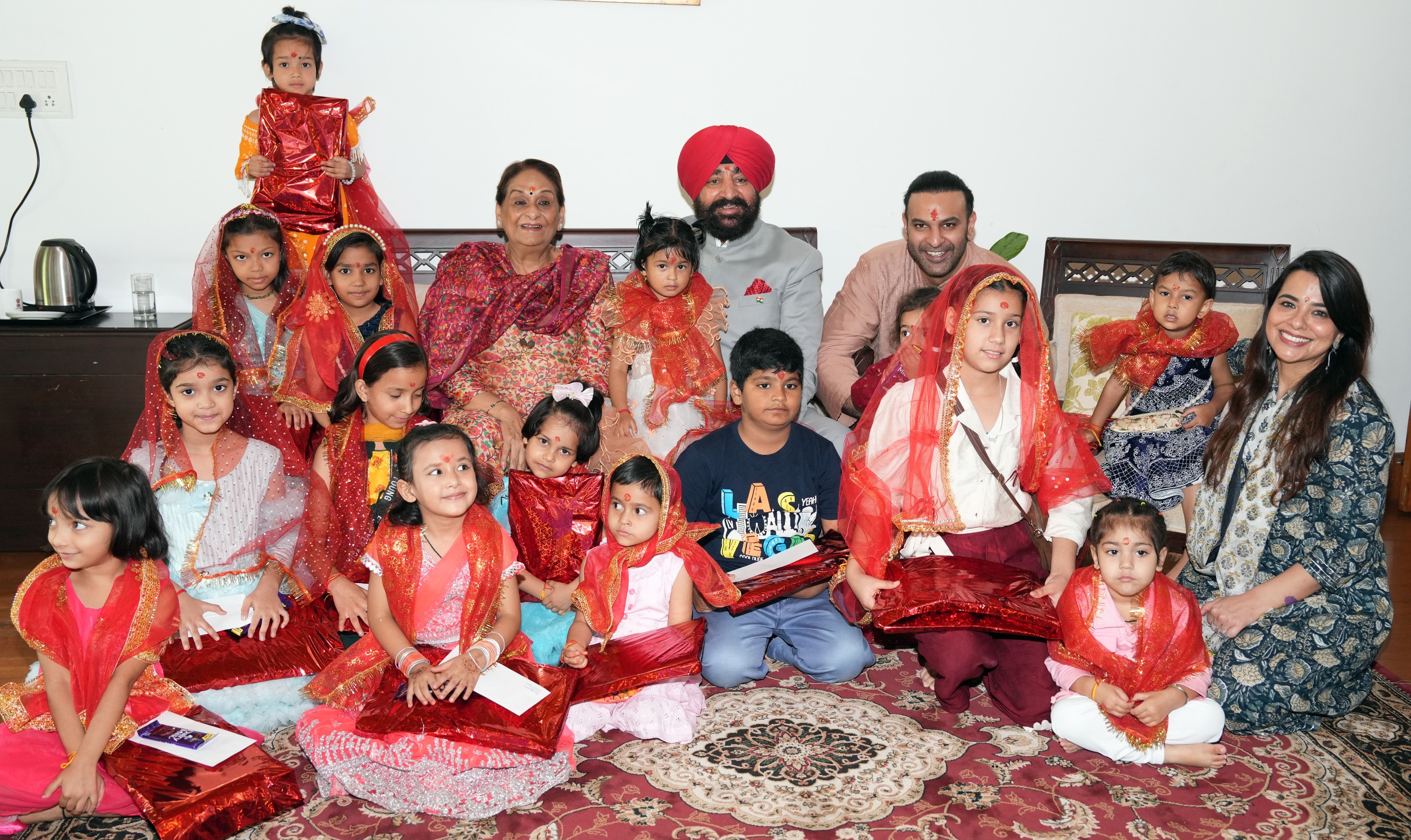 राज्यपाल राज भवन में कन्या पूजन करते। राज्यपाल राज भवन में कन्या पूजन करते।