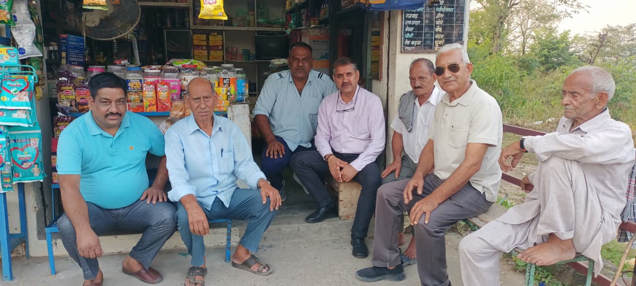 कांगड़ा में लोगों के साथ जीएसटी को लेकर चर्चा करते हुए विधायक पवन काजल। कांगड़ा में लोगों के साथ जीएसटी को लेकर चर्चा करते हुए विधायक पवन काजल।