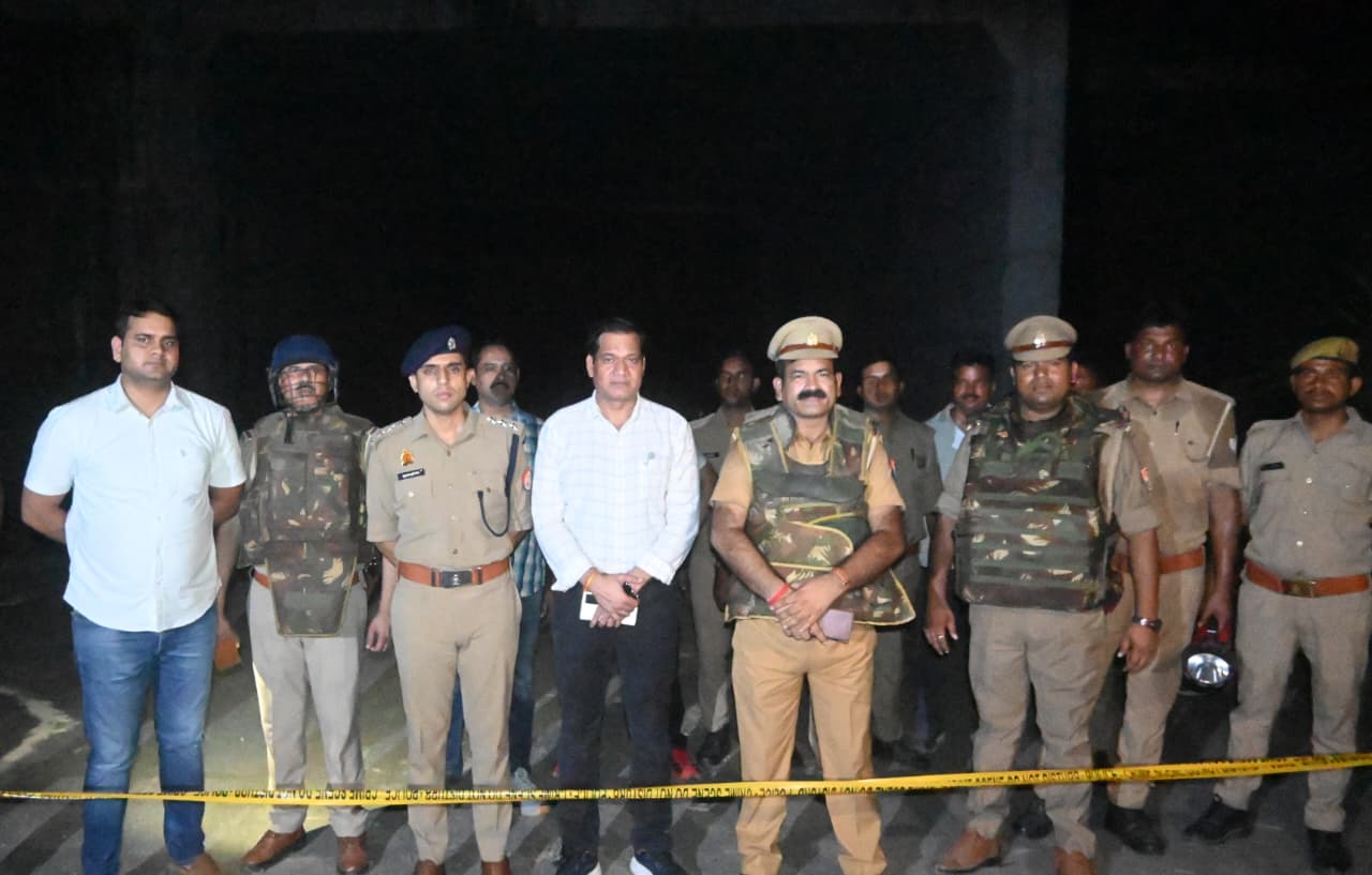 फोटो घटना स्थल पर जांच करती पुलिस