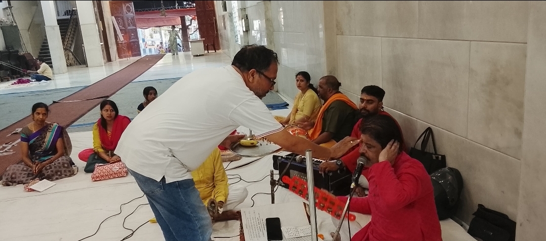 श्याम मंदिर में माता महागौरी की पूजा अवसर पर श्रद्धालु
