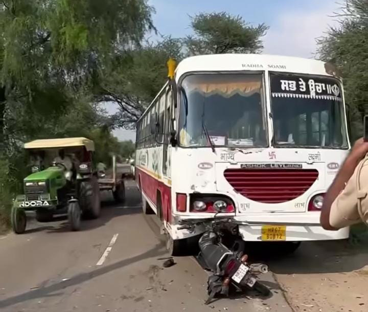गांव बकरियांवाली के पास बस की चपेट में आया बाइक।