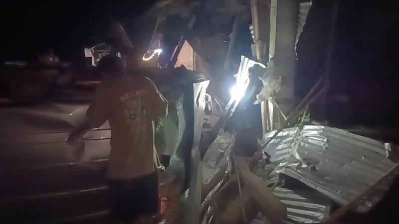 गुवाहाटी के सोनापुर थाना क्षेत्र में दुर्घटना के बाद गाय समेत पकड़े गये दो मवेशी चोर