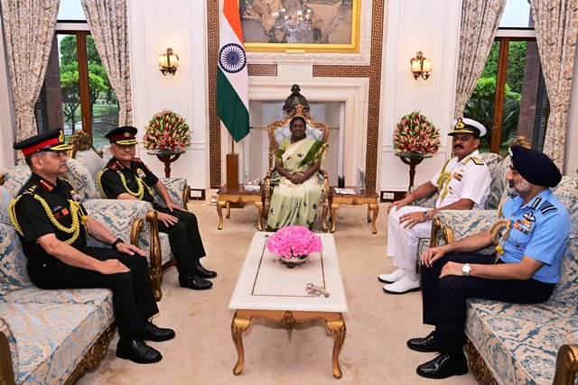 राष्ट्रपति द्रौपदी मुर्मु से मुलाकात के दौरान सीडीएस और तीनों सेनाओं के प्रमुख राष्ट्रपति द्रौपदी मुर्मु से मुलाकात के दौरान सीडीएस और तीनों सेनाओं के प्रमुख