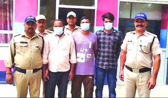 पुलिस गिरफ्त में आरोपित