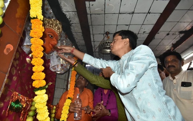 उज्जैन में महाअष्टमी पर नगर पूजा करते हुए कलेक्टर उज्जैन में महाअष्टमी पर नगर पूजा करते हुए कलेक्टर