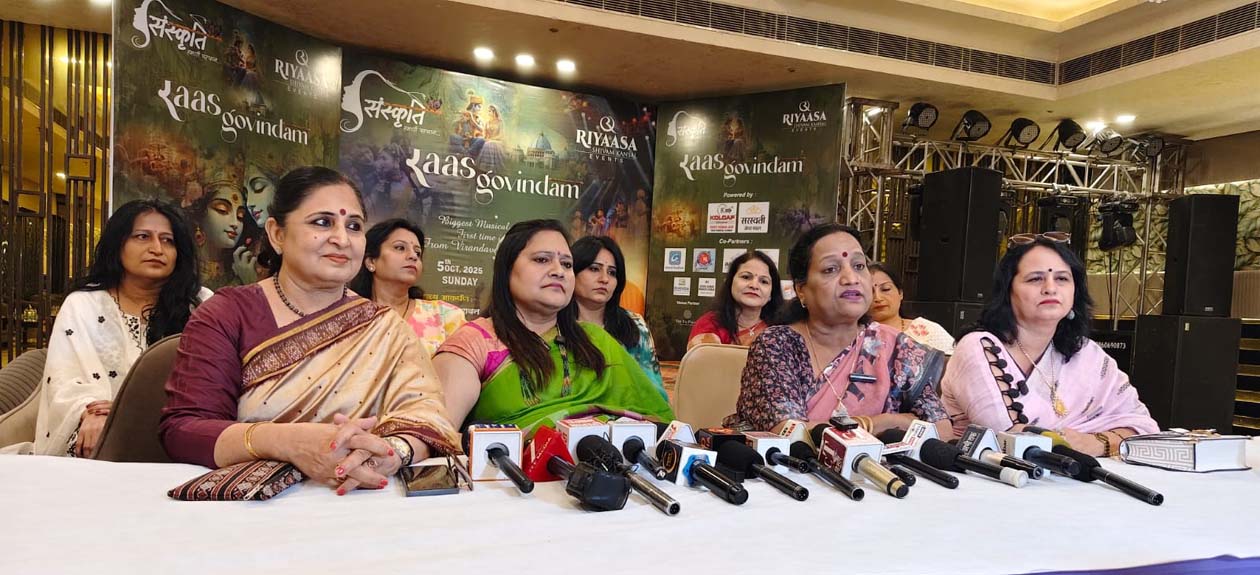 आयोजन बारे जानकारी देते समिति पदाधिकारी।