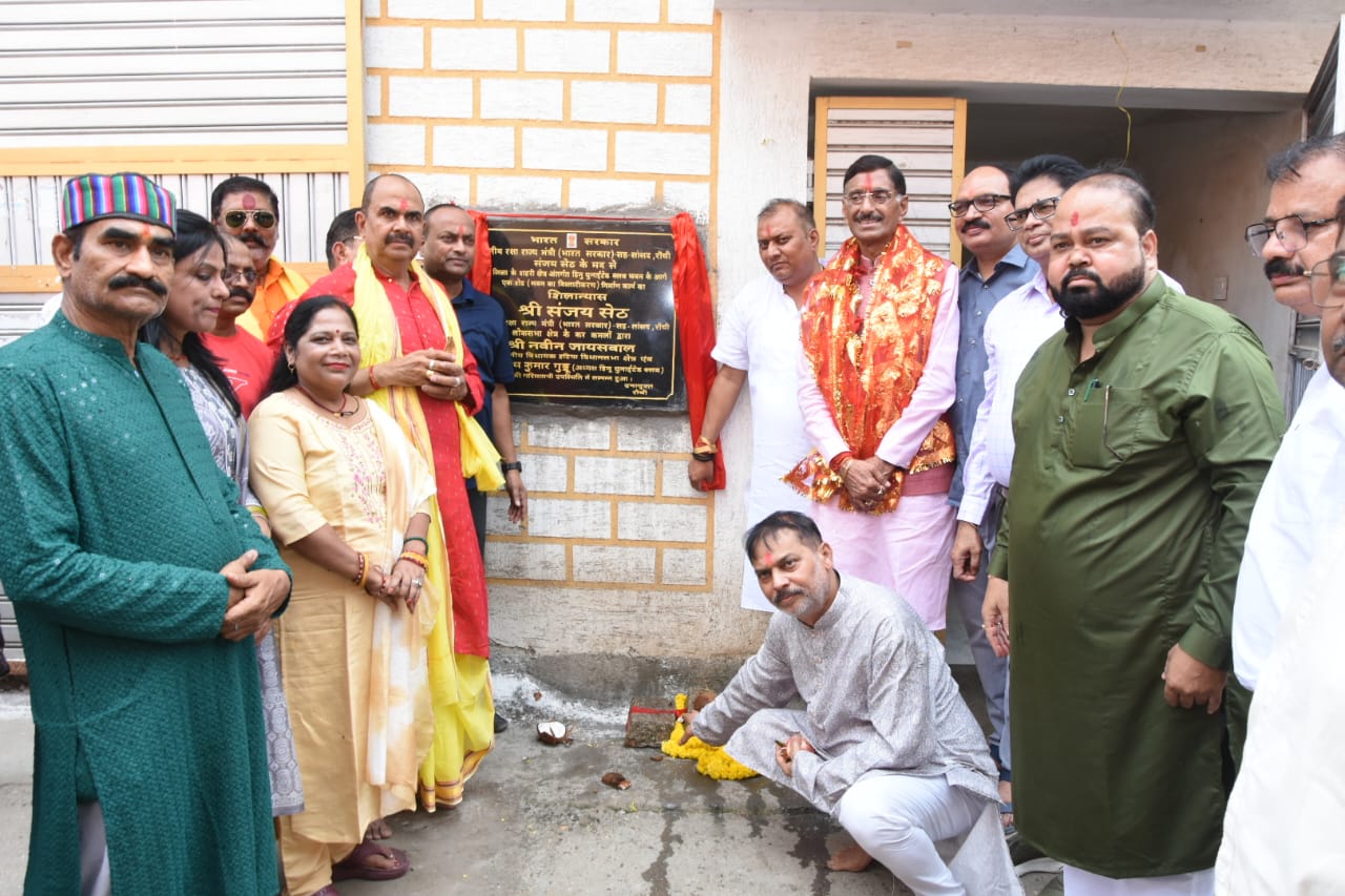 रक्षा राज्य मंत्री शिलान्यास करते हुए