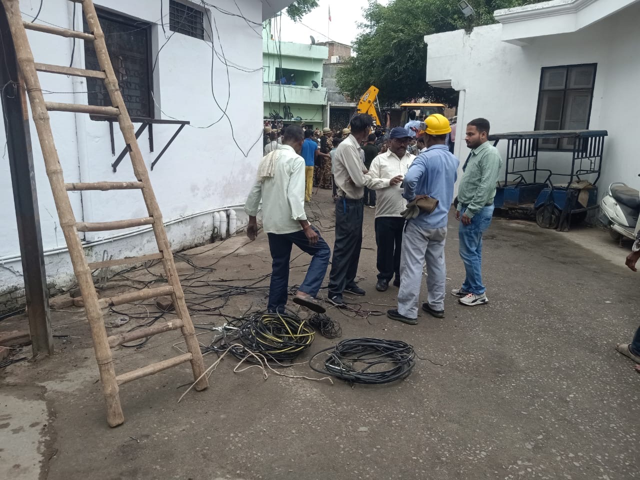 पुलिस और विद्युत विभाग की टीम बानखाना क्षेत्र में रजा चौक नाले के पास अवैध ई-रिक्शा चार्जिंग स्थल की सघन जांच करते हुए। पुलिस और विद्युत विभाग की टीम बानखाना क्षेत्र में रजा चौक नाले के पास अवैध ई-रिक्शा चार्जिंग स्थल की सघन जांच करते हुए।