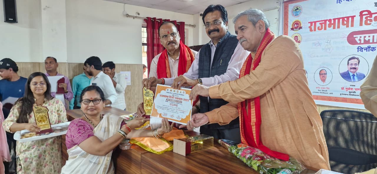 अतिथियों का सम्मान करते कुलपति