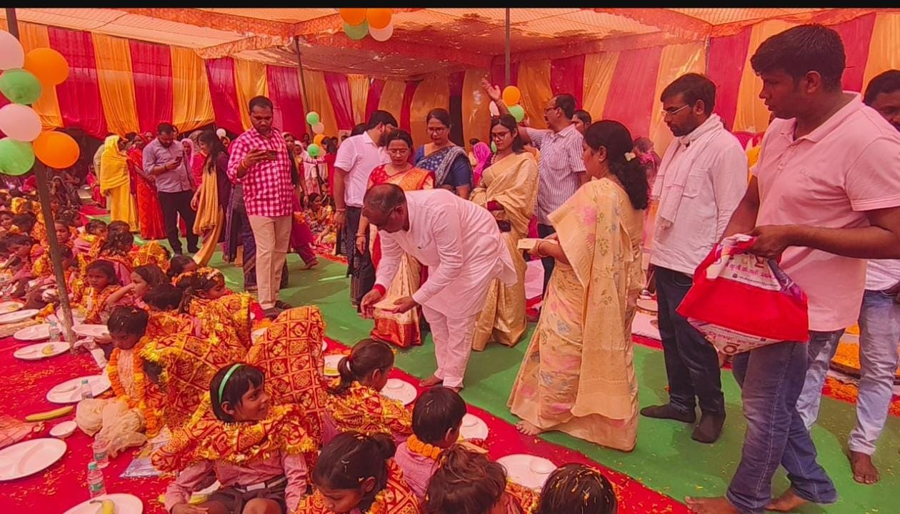 कन्या पूजन के उपरांत कन्याओं को सामान प्रदान कर आशीर्वाद लेते हुए राज्य मंत्री गिरीश चंद्र यादव