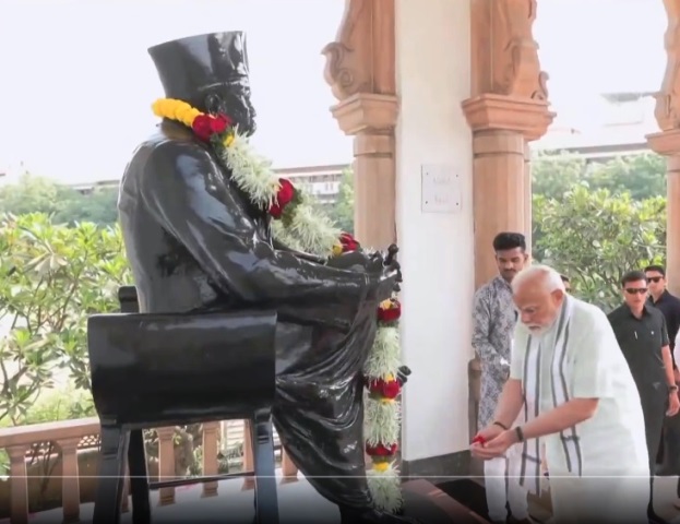 प्रधानमंत्री नरेन्द्र मोदी नागपुर में स्मृति मंदिर परिसर में राष्ट्रीय स्वयंसेवक संघ के संस्थापक डॉ. हेडगेवार को श्रद्धासुमन अर्पित करते हुए (फाइल फोटो) प्रधानमंत्री नरेन्द्र मोदी नागपुर में स्मृति मंदिर परिसर में राष्ट्रीय स्वयंसेवक संघ के संस्थापक डॉ. हेडगेवार को श्रद्धासुमन अर्पित करते हुए (फाइल फोटो)