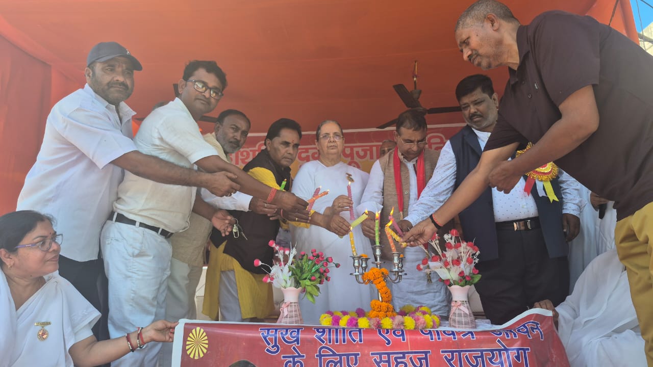 कार्यक्रम का उद्घाटन करती प्रजापति ब्रह्मकुमारी समेत अन्य