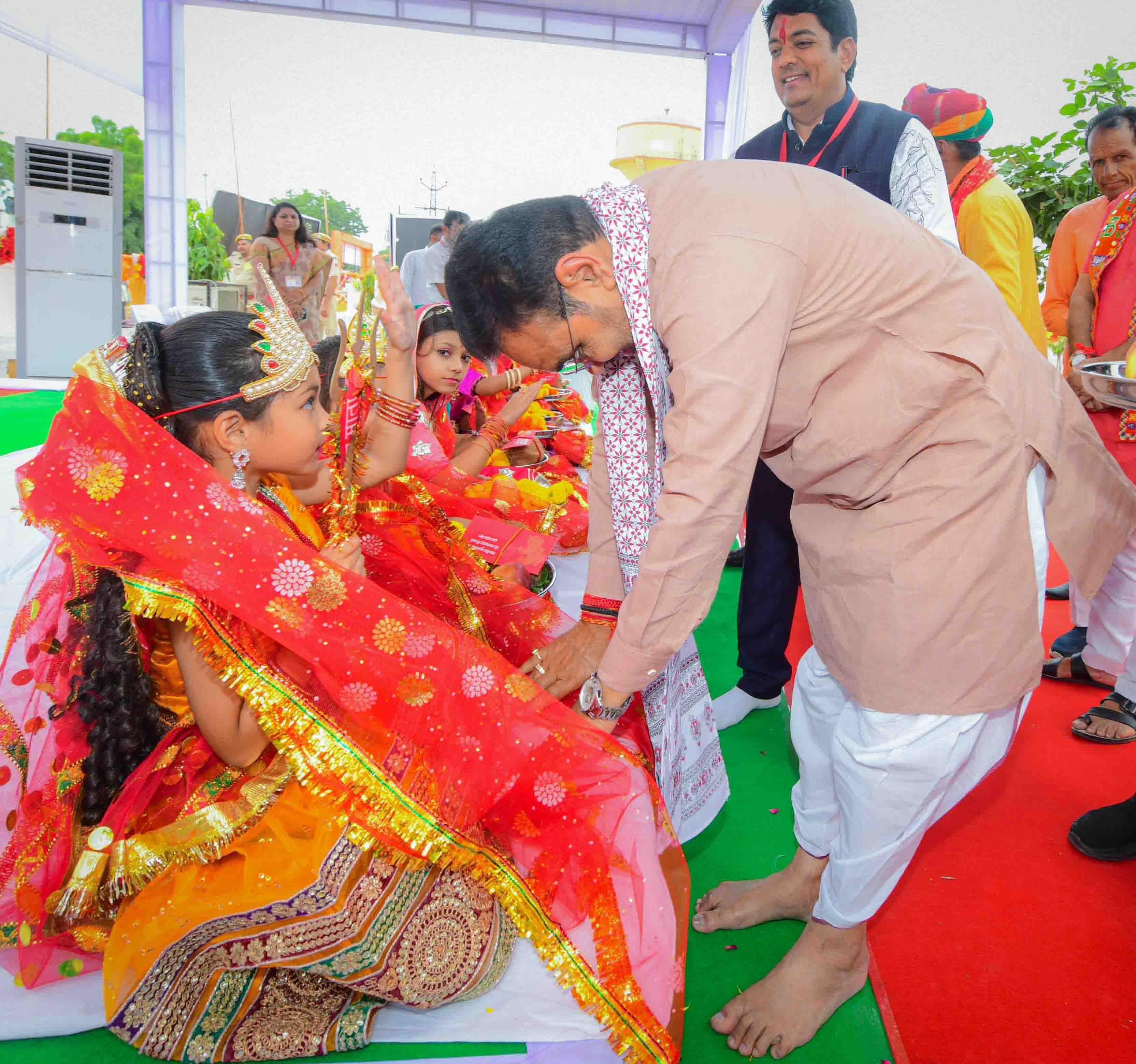मुख्यमंत्री भजनलाल शर्मा ने शारदीय नवरात्र पर कन्या पूजन की परम्परा का किया पालन