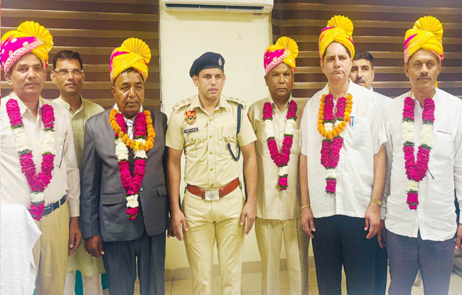 सोनीपत: सहायक पुलिस आयुक्त (यातायात) अमित कुमार सेवानिवृत्त कर्मचारियों के साथ सोनीपत: सहायक पुलिस आयुक्त (यातायात) अमित कुमार सेवानिवृत्त कर्मचारियों के साथ