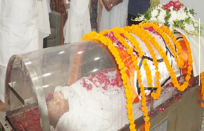 भाजपा नेता प्रो. विजय कुमार मल्होत्रा का पार्थिव शरीर । भाजपा नेता प्रो. विजय कुमार मल्होत्रा का पार्थिव शरीर ।