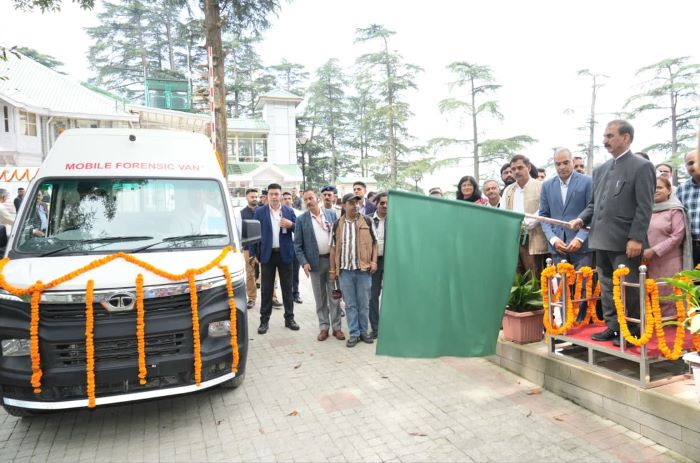 मुख्यमंत्री सुक्खू शिमला से छः अत्याधुनिक मोबाइल फोरेंसिक वैन को झंडी दिखाकर रवाना करते हुए।