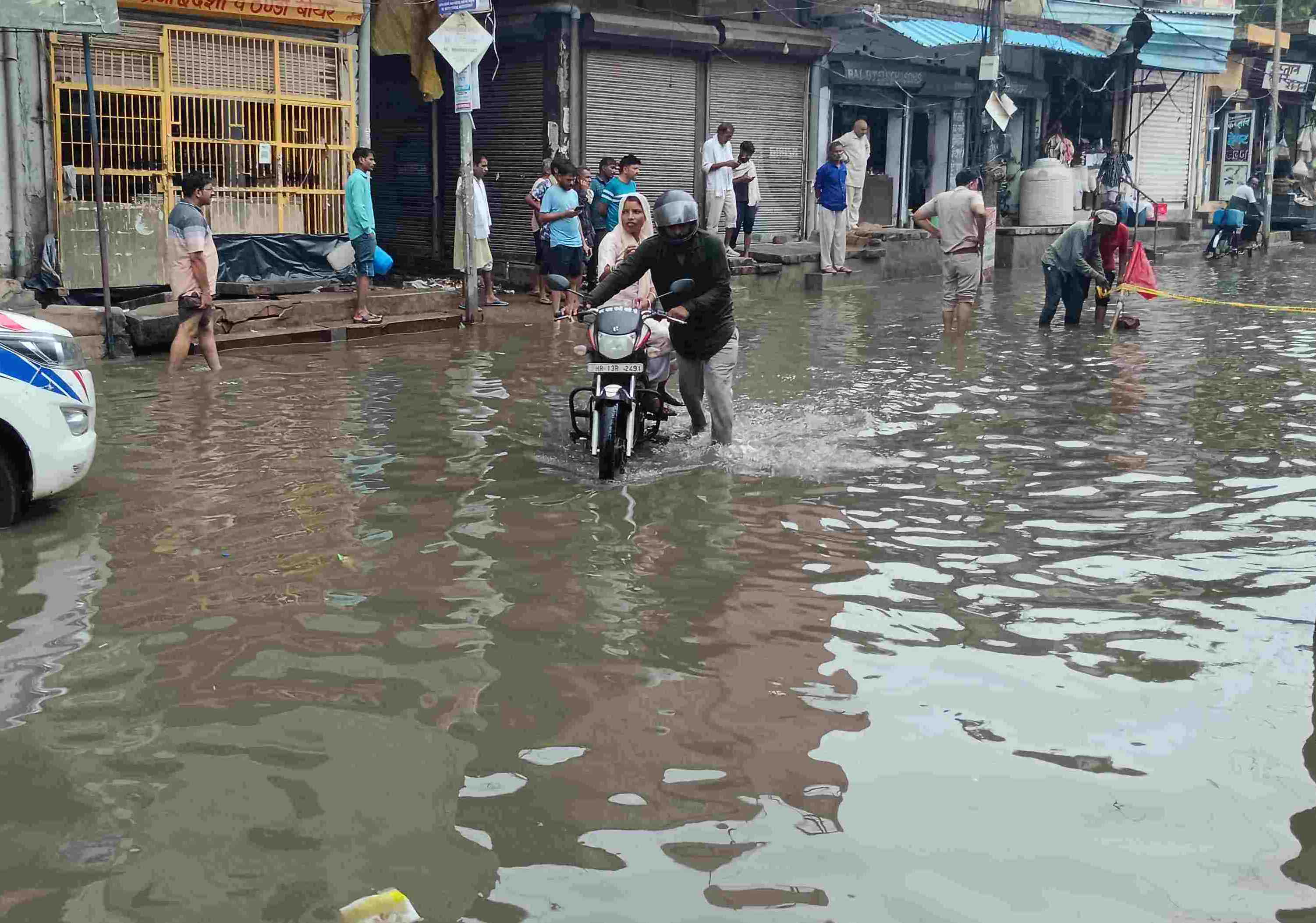 बहादुरगढ़ में बराही फाटक के पास भरे बारिश के पानी में बाइक बंद होने के बाद पैदल ही ले जाता व्यक्ति। बहादुरगढ़ में बराही फाटक के पास भरे बारिश के पानी में बाइक बंद होने के बाद पैदल ही ले जाता व्यक्ति।