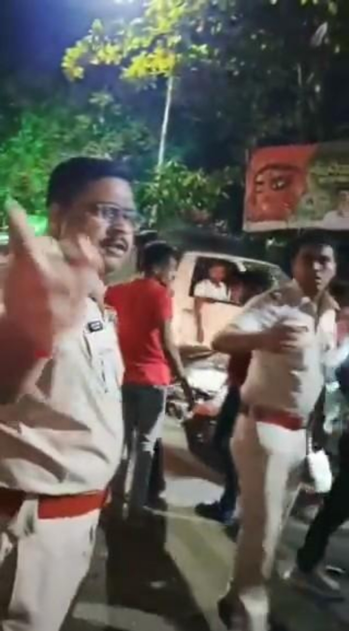 गाली देने वाला पुलिस अधिकारी गाली देने वाला पुलिस अधिकारी