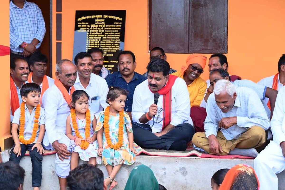 उपमुख्यमंत्री विजय शर्मा ग्रामीणजनों को संबोधित करते हुए उपमुख्यमंत्री विजय शर्मा ग्रामीणजनों को संबोधित करते हुए