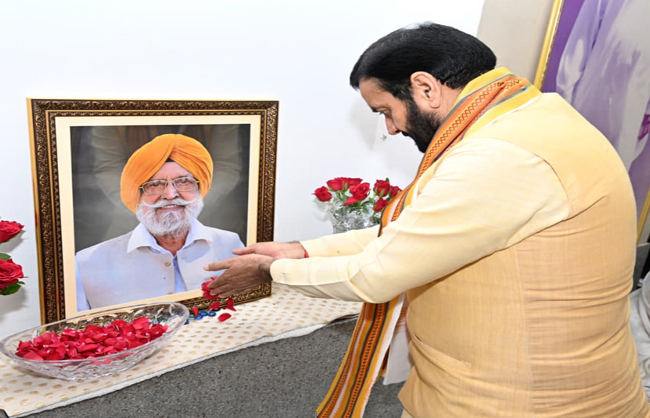 हरियाणा के मुख्यमंत्री नायब सैनी हरमेल टाेहड़ा काे श्रद्धांजलि भेंट करते हुए हरियाणा के मुख्यमंत्री नायब सैनी हरमेल टाेहड़ा काे श्रद्धांजलि भेंट करते हुए