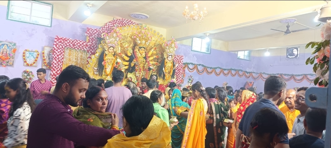 दुर्गा पंडालून में पूजा करते श्रद्धालु