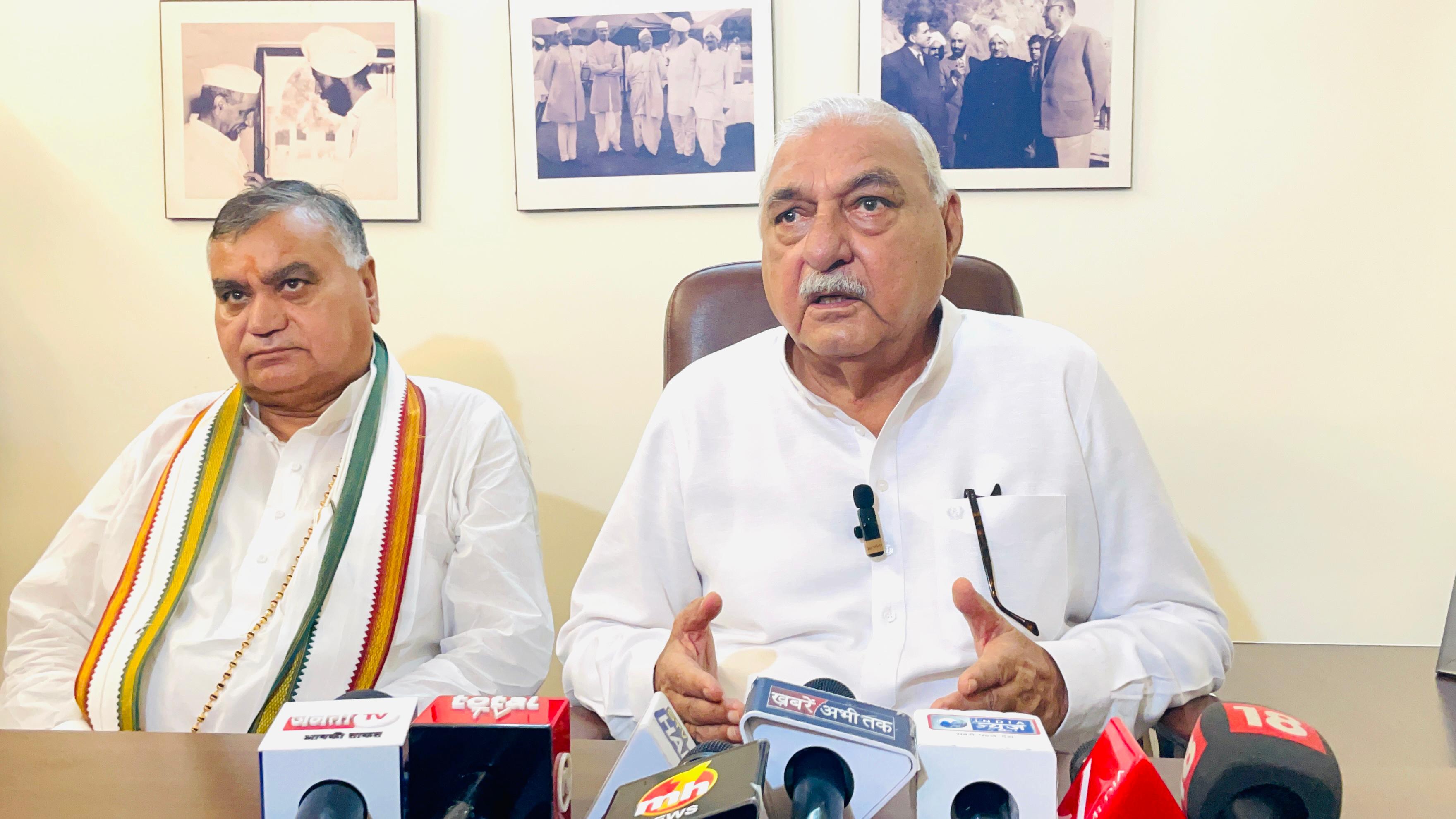 हरियाणा के नेता प्रतिपक्ष भूपेंद्र हुड्डा पत्रकारों से बातचीत करते हुए हरियाणा के नेता प्रतिपक्ष भूपेंद्र हुड्डा पत्रकारों से बातचीत करते हुए