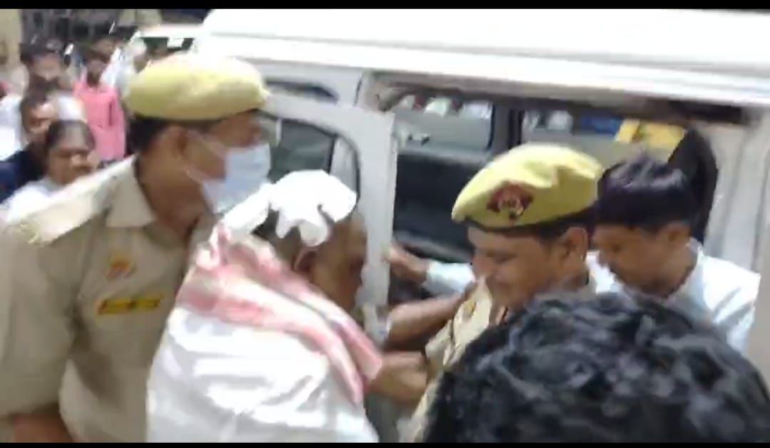 पूर्व मंत्री गायत्री प्रजापति को ट्रामा सेंटर ले जाते पुलिसकर्मी