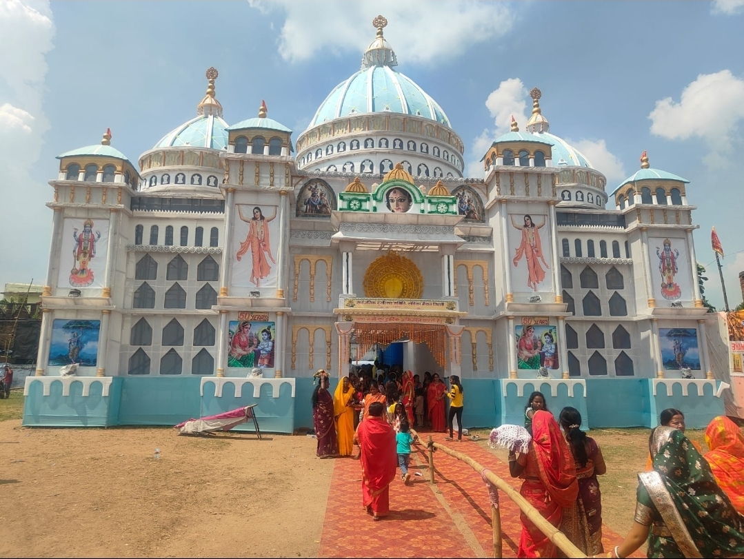 पंडालों का भ्रमण करते समिति के सदस्य