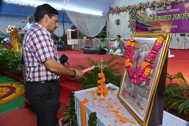 दीप प्रज्ज्वलित करते महाप्रबंधक