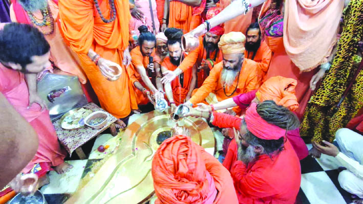 दक्षेश्वर महादेव मंदिर में पूजा-अर्चना करते हुए