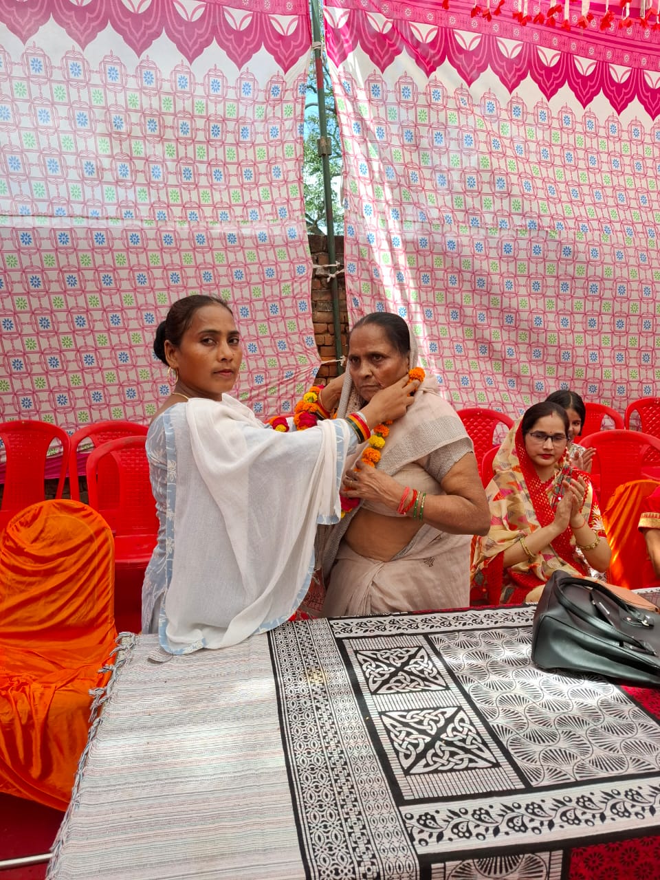 बच्चों को किताबों के साथ सामजिक एवं सांस्कृतिक ज्ञान कराना अति आवश्यक-आशीष सिंह बच्चों को किताबों के साथ सामजिक एवं सांस्कृतिक ज्ञान कराना अति आवश्यक-आशीष सिंह