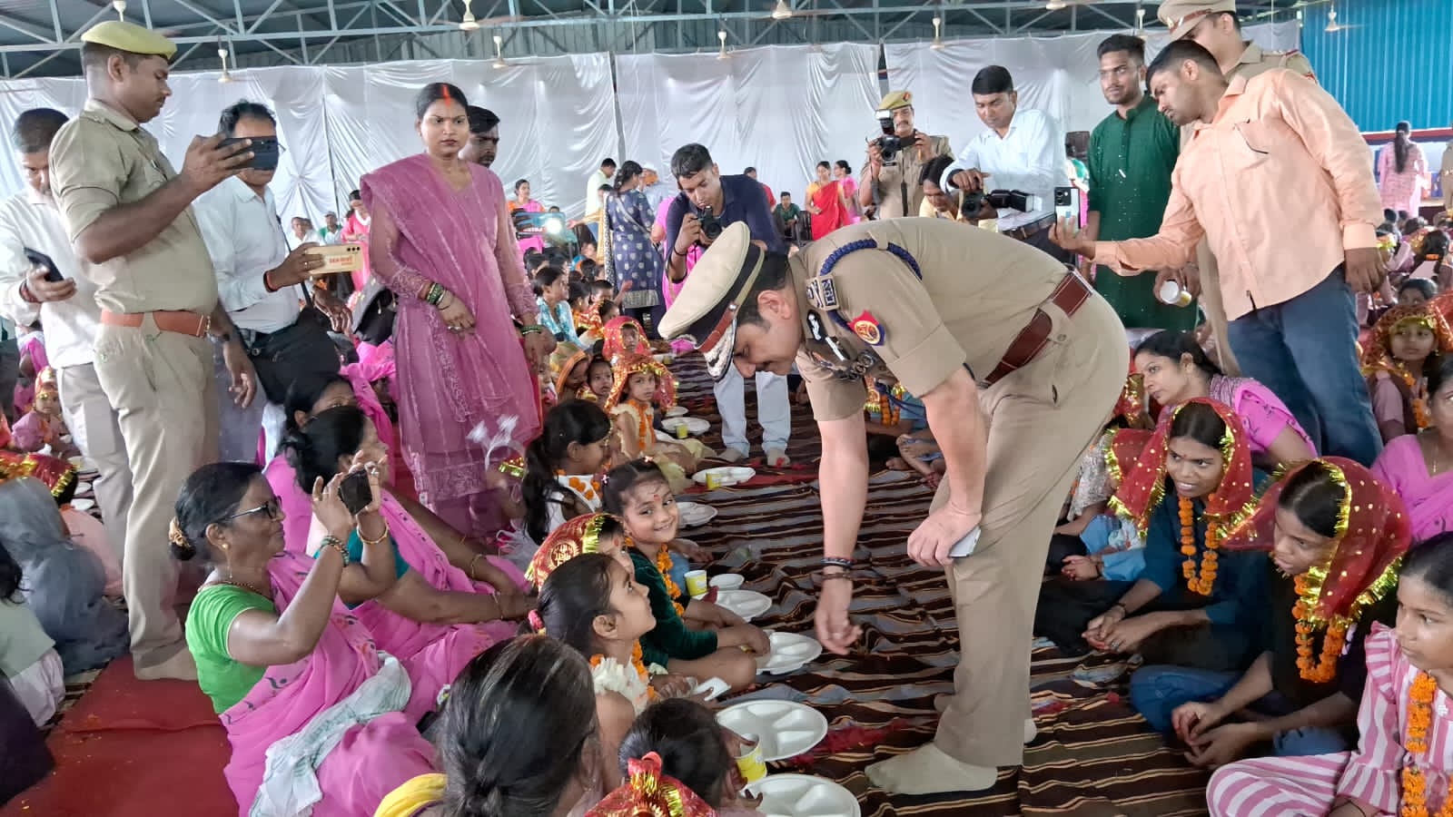 पुलिस लाइन सभागार में 501 कन्याओं का पूजन पुलिस लाइन सभागार में 501 कन्याओं का पूजन