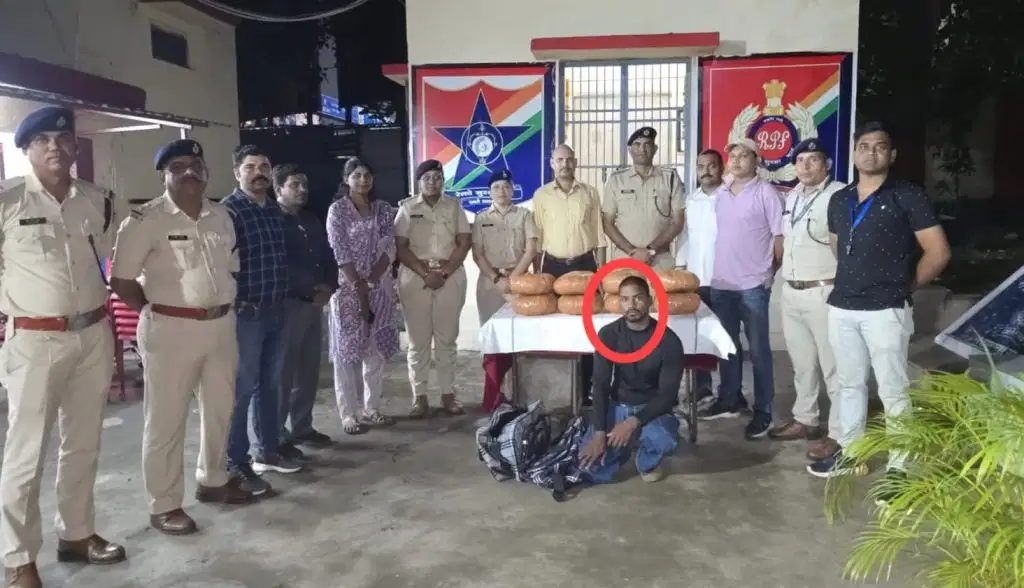 गांजा तस्करी का आरोपित रेलवे पुलिस अधिकारियों की गिरफ्त में