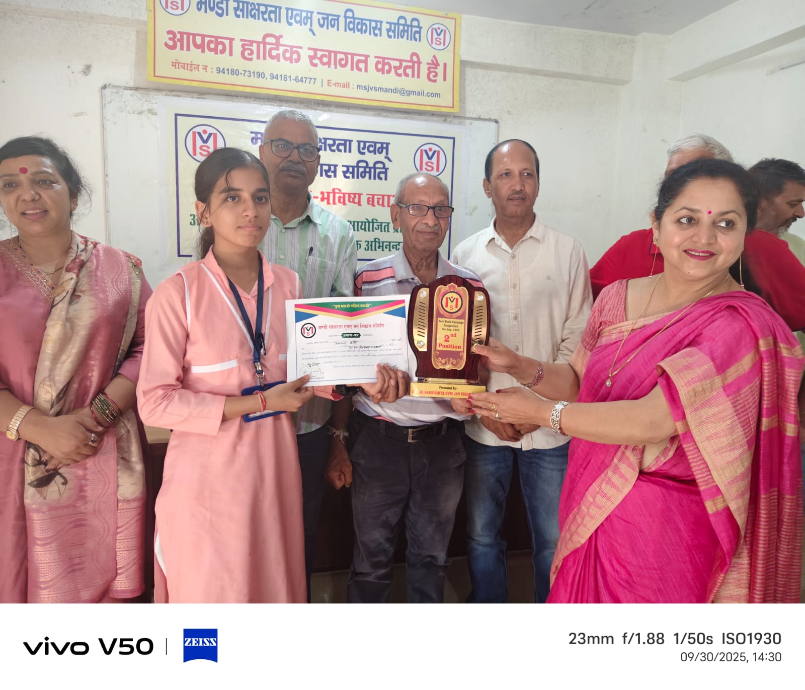 विजेता प्रतिभागियों को सम्मानित करते हुए समिति अध्यक्ष। विजेता प्रतिभागियों को सम्मानित करते हुए समिति अध्यक्ष।
