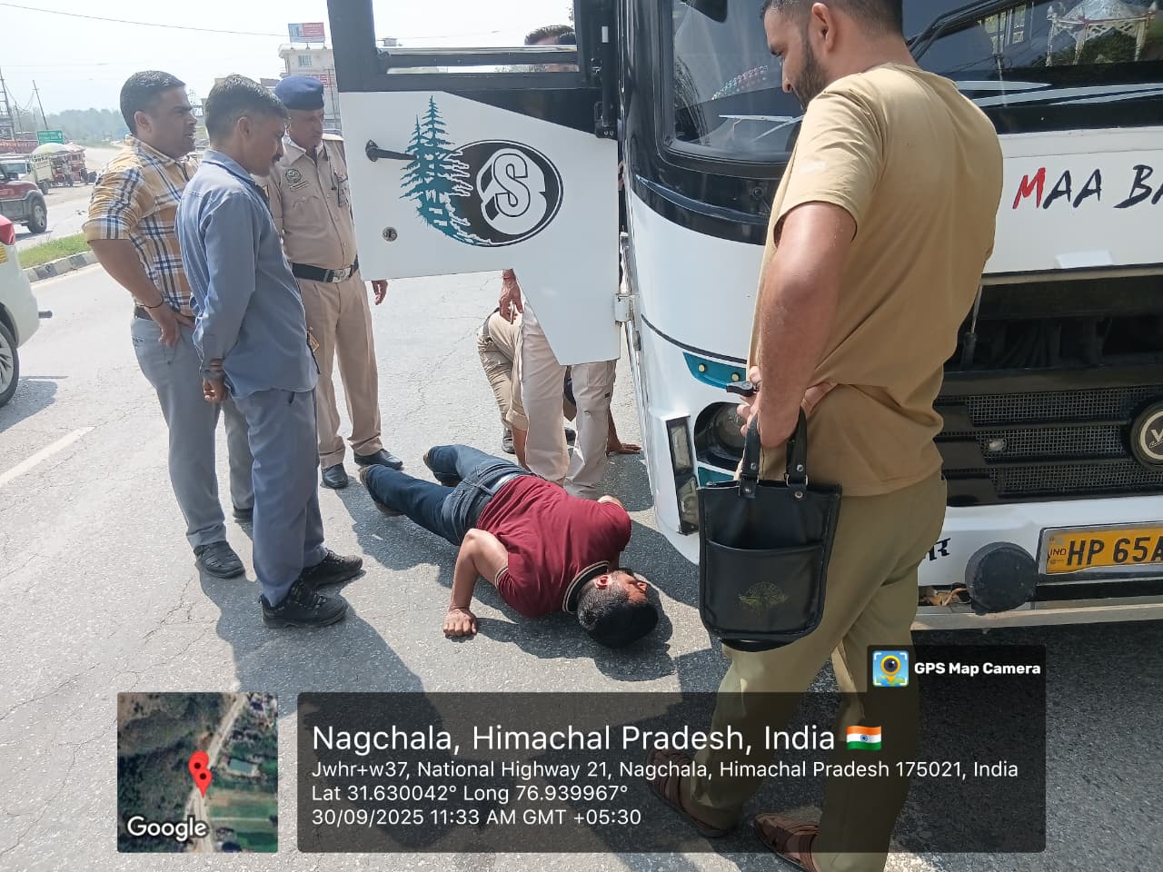 वाहनों की जांच करते हुए। वाहनों की जांच करते हुए।