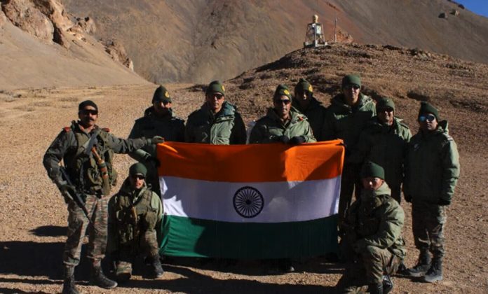 लेफ्टिनेंट जनरल प्रतीक शर्मा ने लद्दाख के विभिन्न अग्रिम इलाकों का दौरा कर परिचालन तैयारियों का लिया जायजा लेफ्टिनेंट जनरल प्रतीक शर्मा ने लद्दाख के विभिन्न अग्रिम इलाकों का दौरा कर परिचालन तैयारियों का लिया जायजा